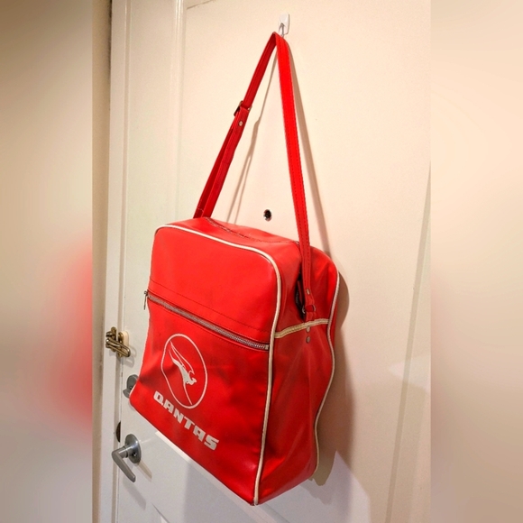 Vintage 70s Qantas Airlines Red Vinyl Adjustable Strap Cabin Bag - Picture 4 of 8